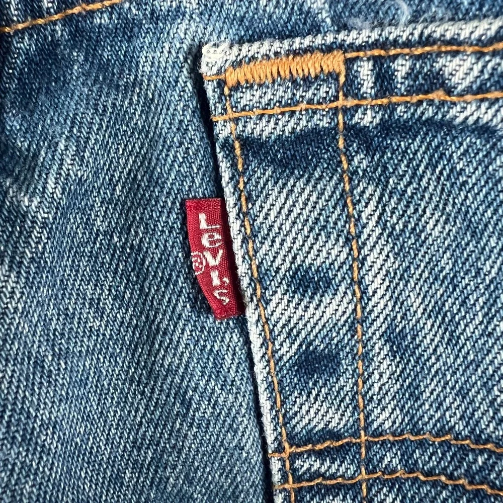 Levi's 550 Jeans Mens 32x32.5 Blue Denim Cotton Light Wash Mid Rise Straight Leg